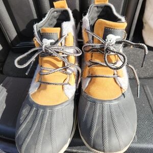 Sorel  Black and Tan boots.